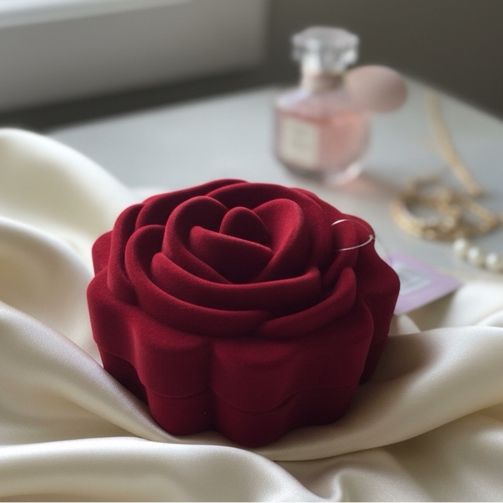 Elegant Red Rose Jewelry Travel Case.